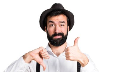 İyi-kötü işaret yapma sakallı hippi adam