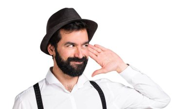 Bir şey dinlerken sakallı hippi adam