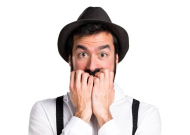 Sakallı korkmuş hipster adam