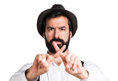 Hiçbir hareketi yapma sakallı hippi adam