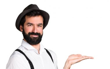 Bir şey sunmak sakallı hippi adam