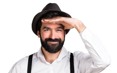 Bir şeyler gösteriyor sakallı hippi adam