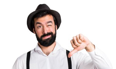 Kötü sinyal yapma sakallı hippi adam