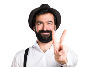 Zafer jest yapma sakallı hippi adam