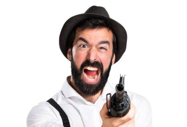 Bir tüfek tutarak sakallı hippi adam