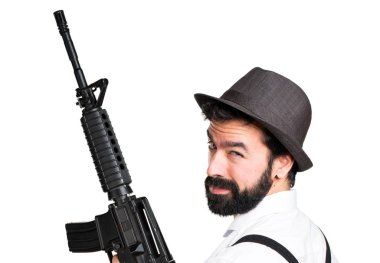 Bir tüfek tutarak sakallı hippi adam