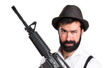 Bir tüfek tutarak sakallı hippi adam