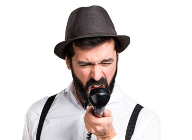 Konuşmak için vintage telefon sakallı hippi adam