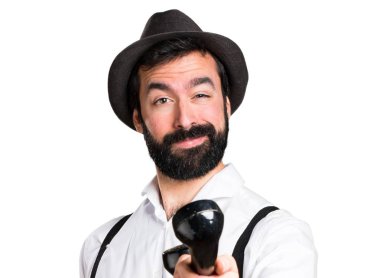 Konuşmak için vintage telefon sakallı hippi adam