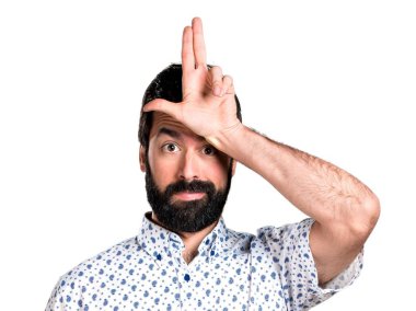 Aptal tabelayı yapma sakallı yakışıklı esmer adam