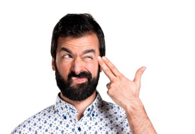 İntihar jest yapma sakallı yakışıklı esmer adam