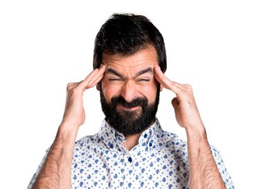 Sakallı sinirli esmer yakışıklı