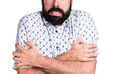 Esmer yakışıklı sakal dondurma ile