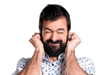 Kulakları kapsayan sakallı yakışıklı esmer adam