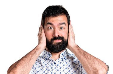 Kulakları kapsayan sakallı yakışıklı esmer adam