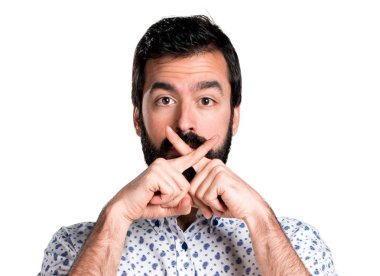 Sessizlik jest yapma sakallı yakışıklı esmer adam