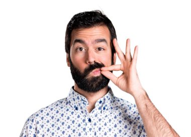 Sessizlik jest yapma sakallı yakışıklı esmer adam