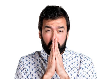 Yalvaran sakallı yakışıklı esmer adam