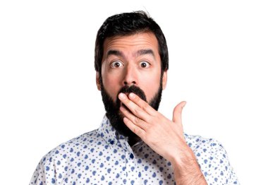 Sürpriz bir jest yapma sakallı yakışıklı esmer adam