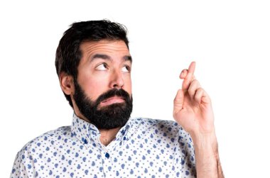 Geçiş parmaklarıyla sakallı yakışıklı esmer adam