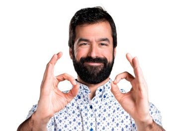 Ok işareti yapma sakallı yakışıklı esmer adam