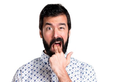 Kusma jest yapma sakallı yakışıklı esmer adam