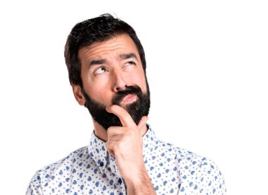 Sakal düşünce ile esmer yakışıklı