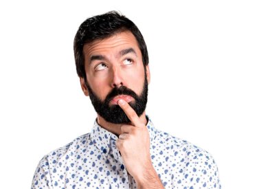 Şüpheleri sakallı yakışıklı esmer adam