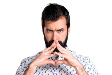 Sakal düşünce ile esmer yakışıklı