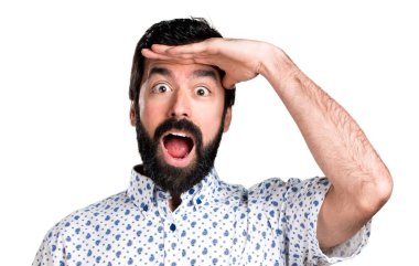 Bir şeyler gösteriyor sakallı yakışıklı esmer adam