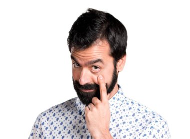 Bir şeyler gösteriyor sakallı yakışıklı esmer adam