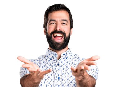 Bir şey sunmak sakallı yakışıklı esmer adam