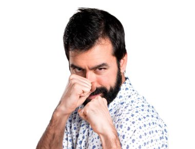 Bir yumruk veren sakallı yakışıklı esmer adam