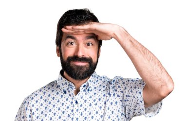 Bir şeyler gösteriyor sakallı yakışıklı esmer adam