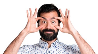 Bir şeyler gösteriyor sakallı yakışıklı esmer adam