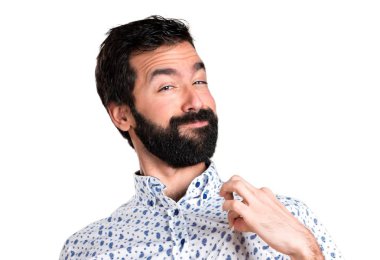 Kendisiyle gurur sakallı yakışıklı esmer adam