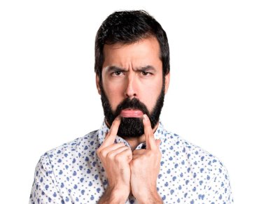 Üzgün yakışıklı esmer adam sakallı