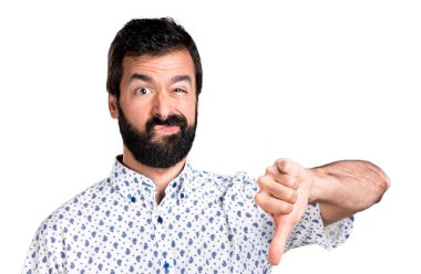 Kötü sinyal yapma sakallı yakışıklı esmer adam