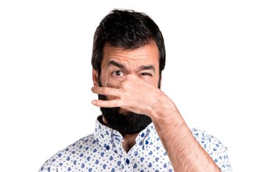 Kötü jest kokulu yapma sakallı yakışıklı esmer adam