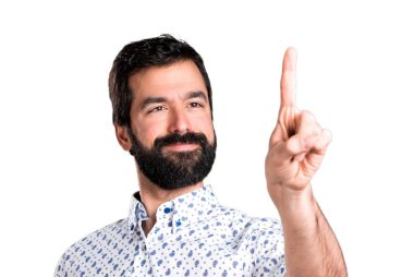 Şeffaf ekranda dokunmadan sakallı yakışıklı esmer adam