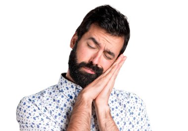 Uyku jest yapma sakallı yakışıklı esmer adam