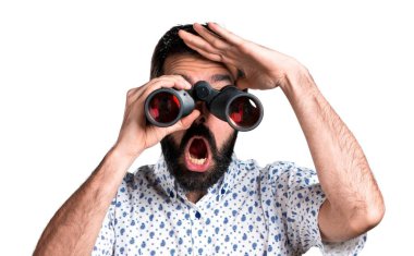 Esmer yakışıklı beyaz arka plan üzerinde