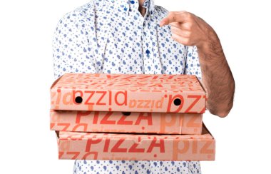 Pizza tutan sakallı yakışıklı esmer adam