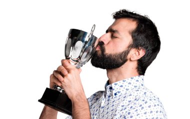 Bir kupa tutan sakallı yakışıklı esmer adam