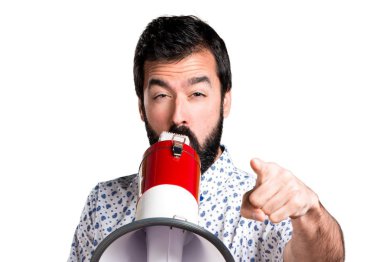 Megafon tarafından bağırarak sakallı yakışıklı esmer adam