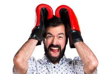 Boks eldivenli sakallı yakışıklı esmer adam