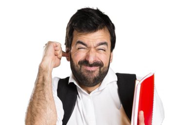 Kulakları kapsayan öğrenci adam