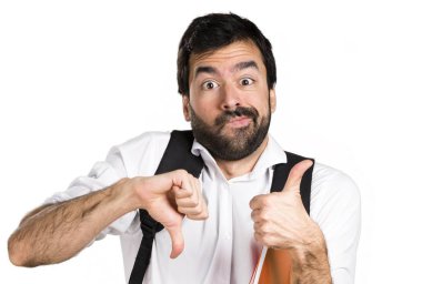 İyi-kötü işaret yapma öğrenci adam