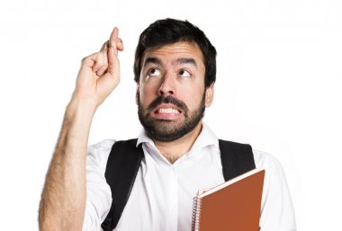 Öğrenci adam parmaklarıyla geçiş