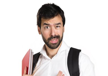 Esmer yakışıklı beyaz arka plan üzerinde